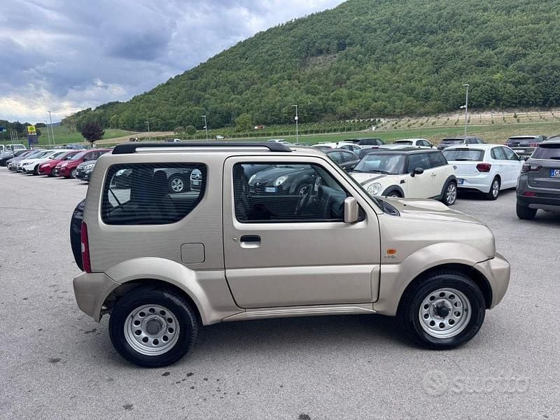 Usata Suzuki Jimny 86 CV (63 kW) 2010 Sabbia SUV