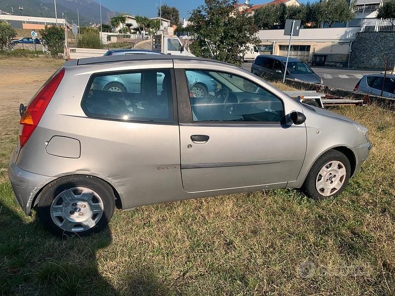 Usata Fiat Punto 80 CV (58 kW) 2001 Grigio Berlina