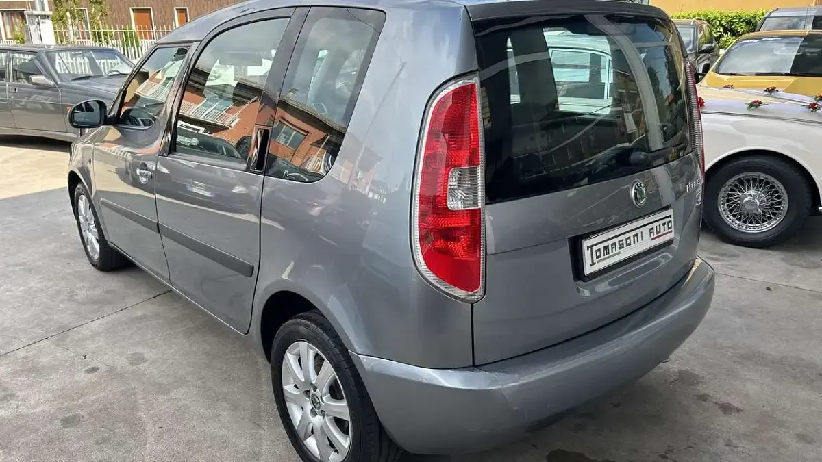 Usata Skoda Roomster Ambition 69 CV (50 kW) 2010 Grigio metallizzato Monovolume