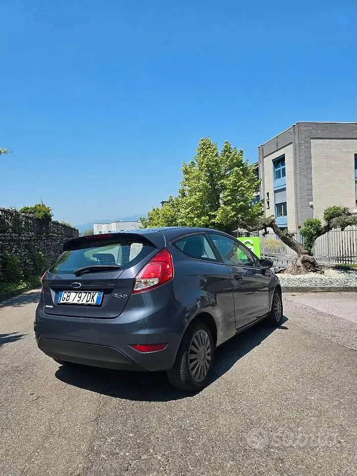 Usata Ford Fiesta 75 CV (55 kW) 2013 Berlina