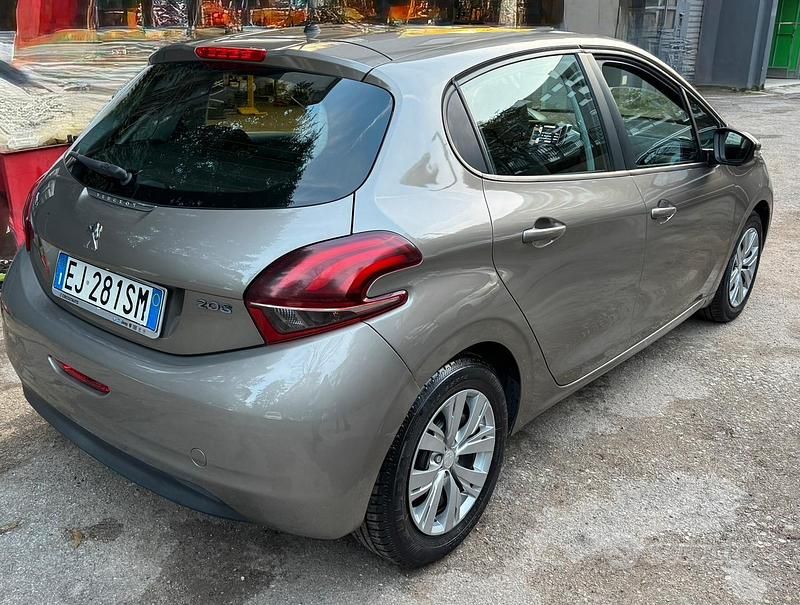 Usata Peugeot 208 68 CV (50 kW) 2012 Marrone Utilitaria