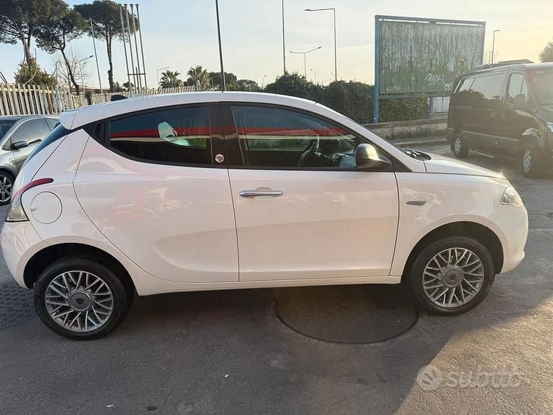 Usata Lancia Ypsilon 85 CV (62 kW) 2013 Bianco Utilitaria