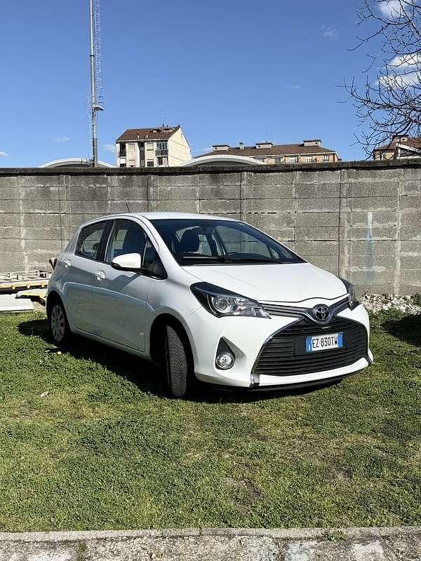 Usata Toyota Yaris Lounge 69 CV (50 kW) 2015 Bianco Utilitaria