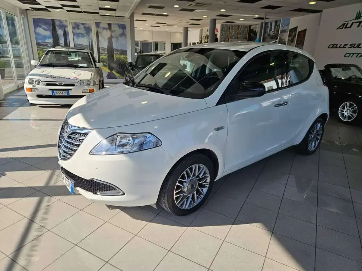 Usata Lancia Ypsilon Gold 95 CV (69 kW) 2012 Bianco Utilitaria