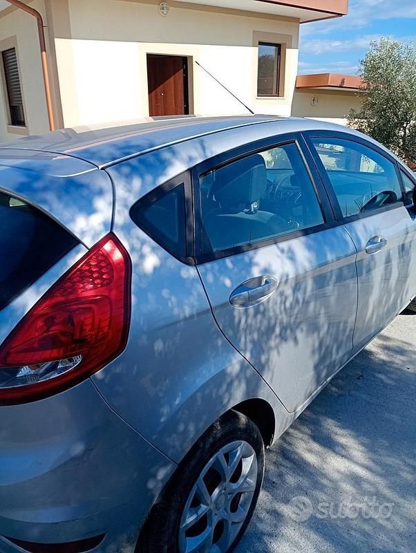 Usata Ford Fiesta 68 CV (50 kW) 2011 Grigio Utilitaria