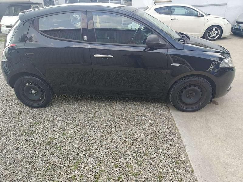 Usata Lancia Ypsilon 69 CV (50 kW) 2017 Nero Utilitaria