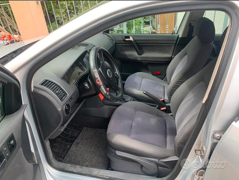 Usata VW Polo 64 CV (47 kW) 2005 Grigio Utilitaria