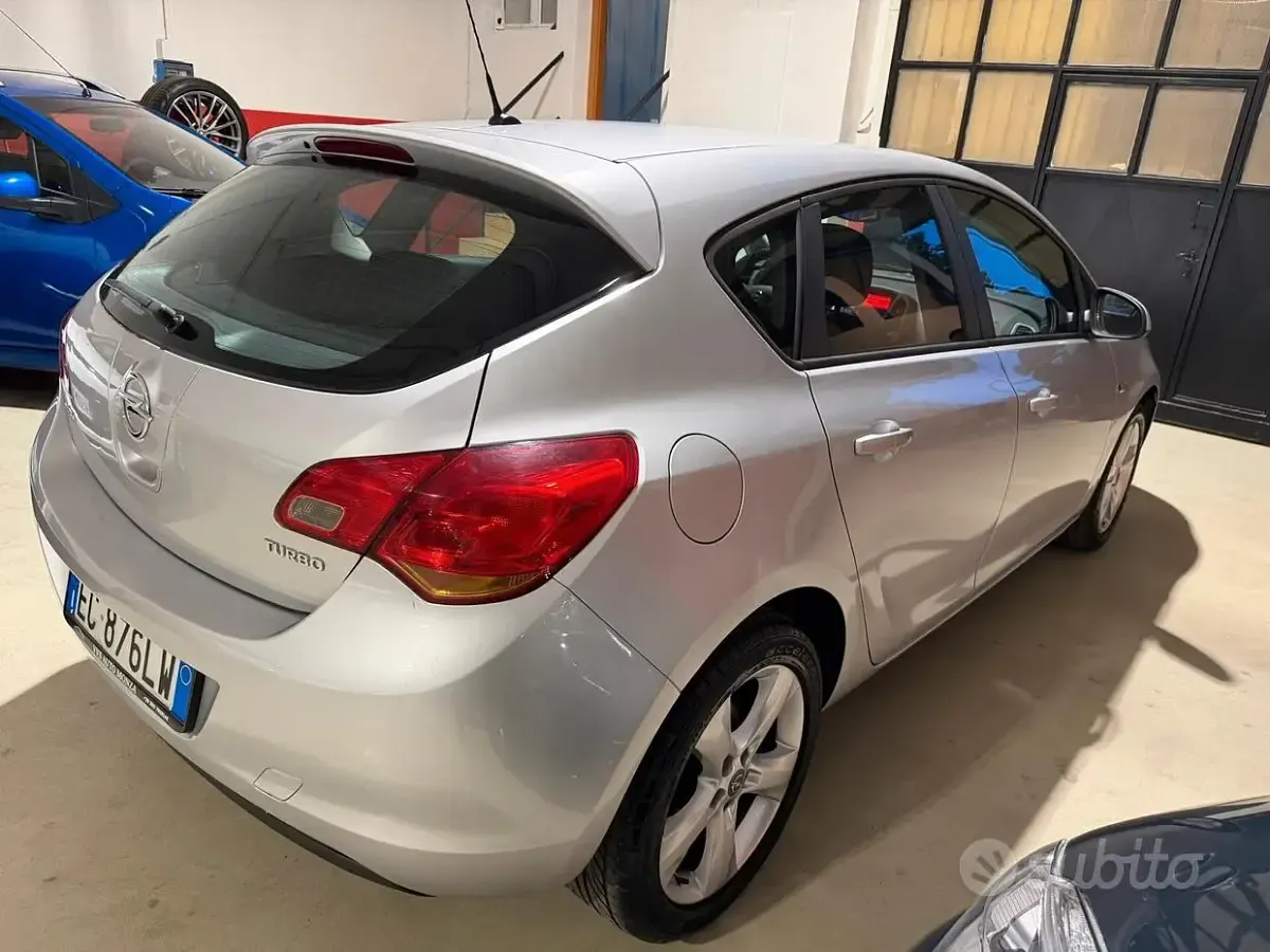 Käytetty Opel Astra 140 HP (102 kW) 2010 Harmaa Sedan