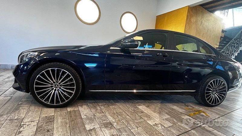 Usata Mercedes C220 194 CV (142 kW) 2019 Blu Berlina