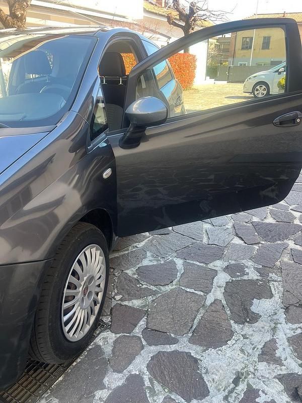 Usata Fiat Grande Punto Active 65 CV (47 kW) 2009 Grigio Utilitaria