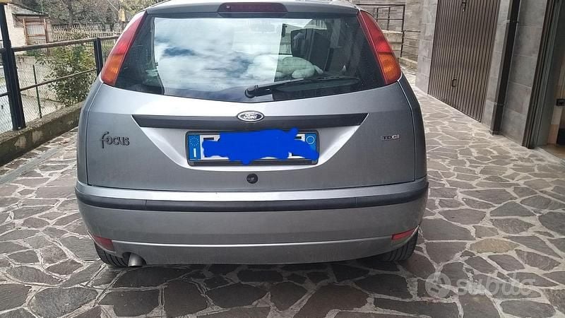 Usata Ford Focus Ambiente 101 CV (74 kW) 2003 Grigio Berlina