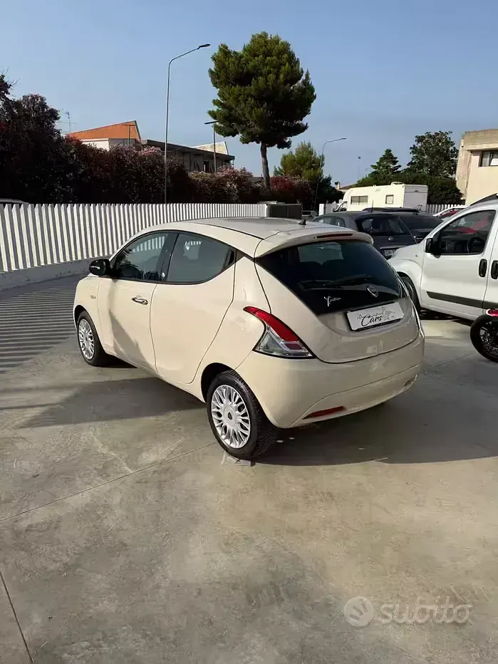 Usata Lancia Ypsilon Gold 69 CV (50 kW) 2018 Bianco Utilitaria