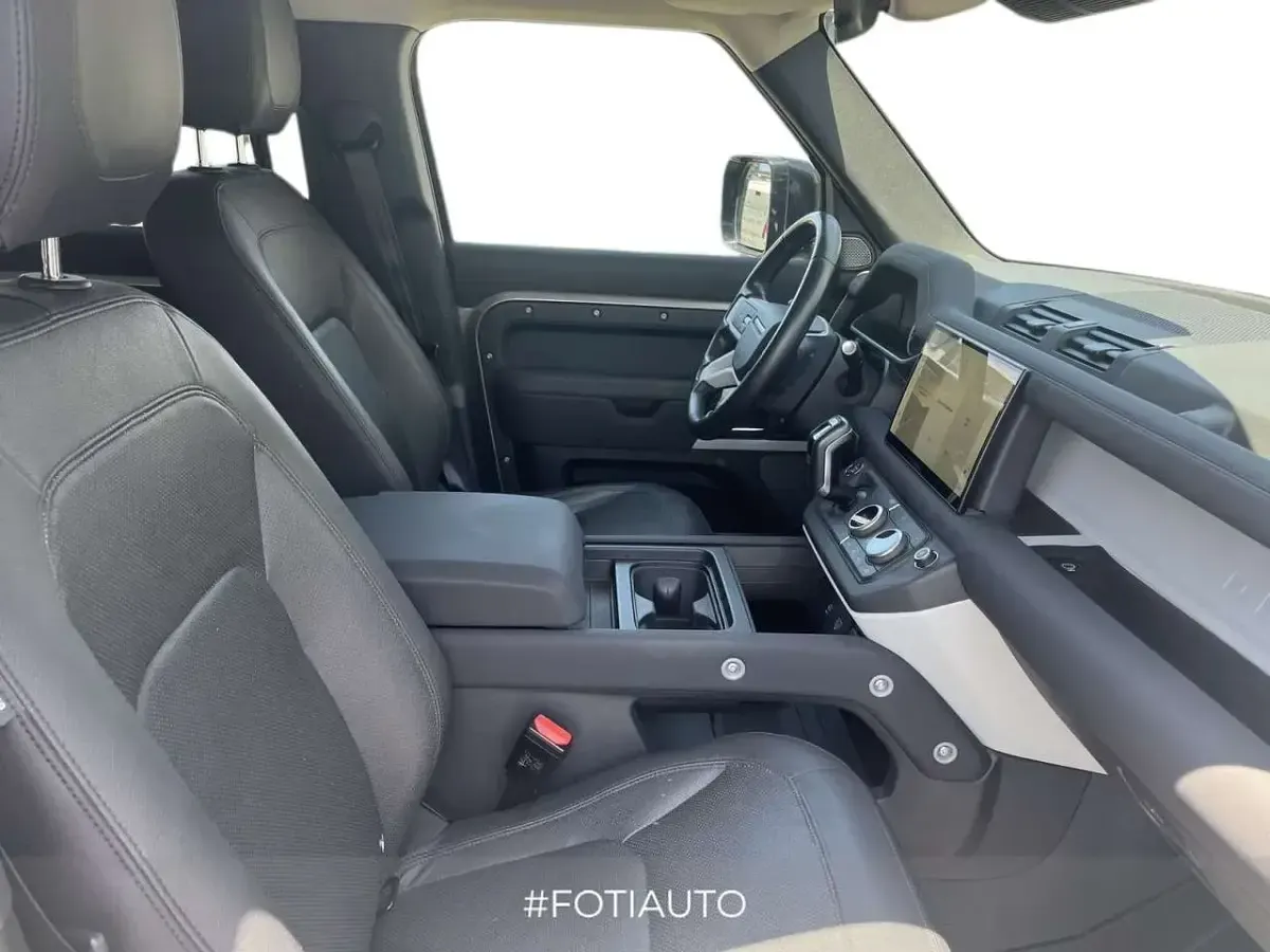 Usata Land Rover Defender SE 200 CV (147 kW) 2023 Argento SUV