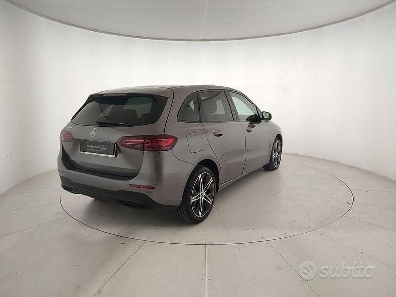 Usata Mercedes B250e Advanced 218 CV (160 kW) 2024 Grigio Monovolume