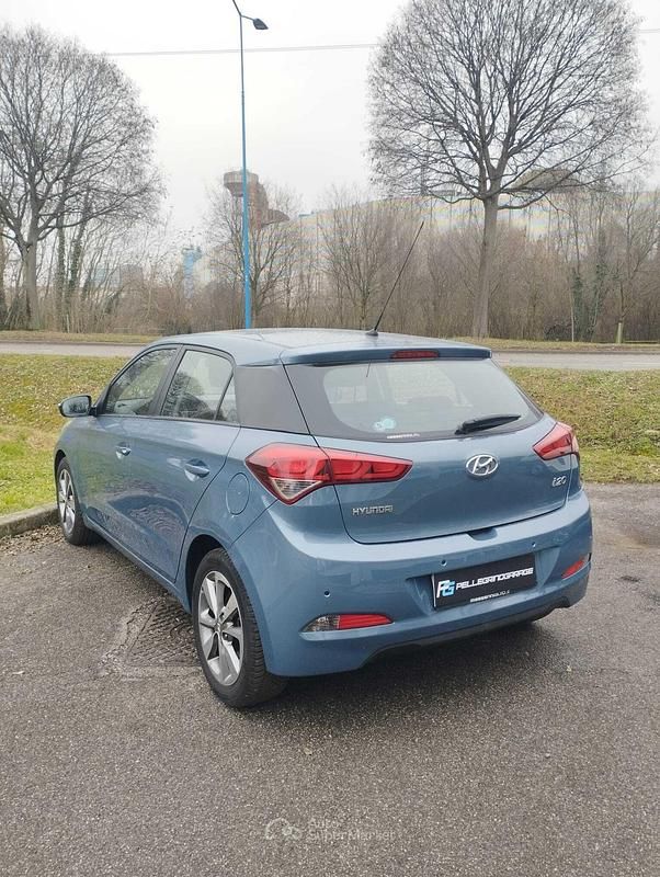 Usata Hyundai i20 75 CV (55 kW) 2015 Gray Berlina