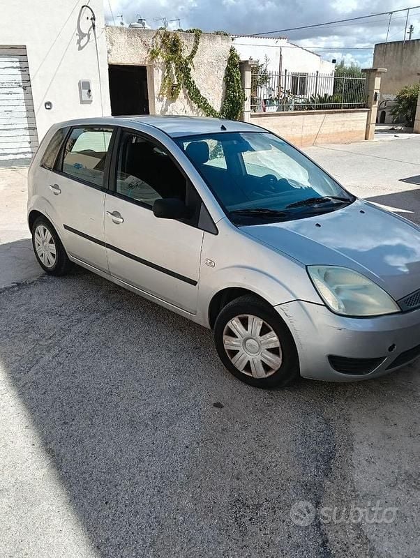 Usata Ford Fiesta 73 CV (53 kW) 2006 Grigio Utilitaria