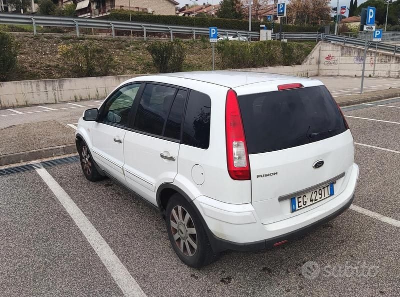 Usata Ford Fusion 80 CV (58 kW) 2011 Bianco Utilitaria