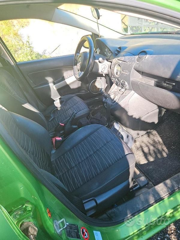 Usata Mazda 2 68 CV (50 kW) 2008 Verde Utilitaria