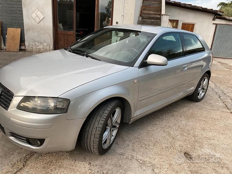 Grigio Usata 2004 Audi A3 Due volumi | 2200 € (Buon prezzo) - Immagine 1/4