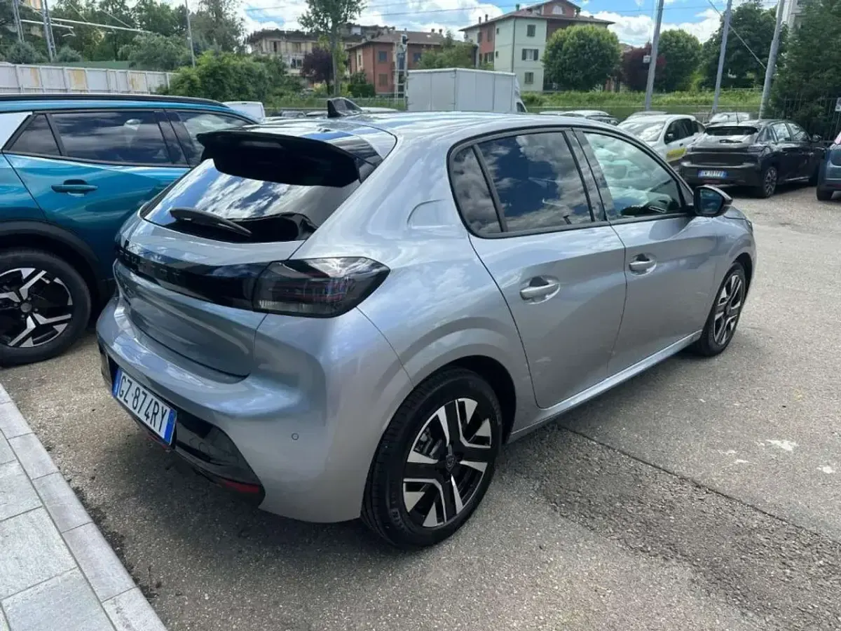 Usata Peugeot 208 Allure 101 CV (74 kW) 2025 Grigio Utilitaria
