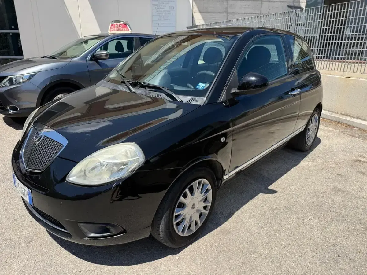 Usata Lancia Ypsilon 75 CV (55 kW) 2011 Nero Utilitaria