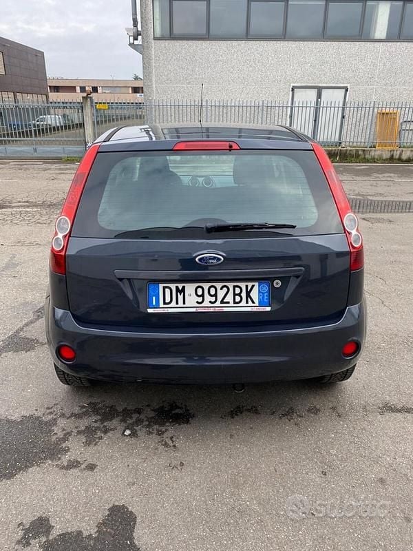 Usata Ford Fiesta 75 CV (55 kW) 2008 Grigio Utilitaria