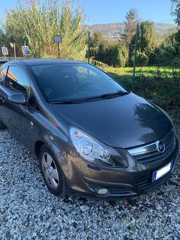 Usata Opel Corsa 75 CV (55 kW) 2010 Berlina