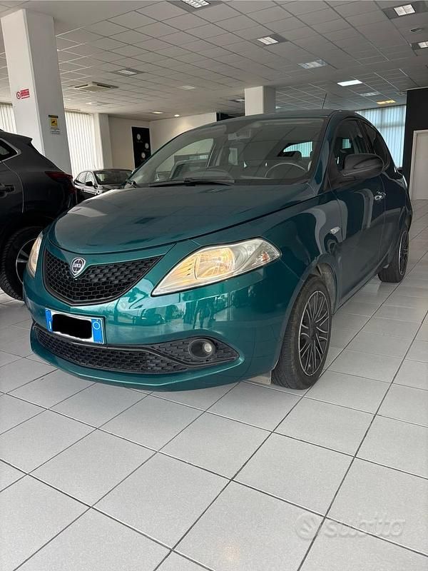 Usata Lancia Ypsilon Gold 69 CV (50 kW) 2018 Verde Utilitaria