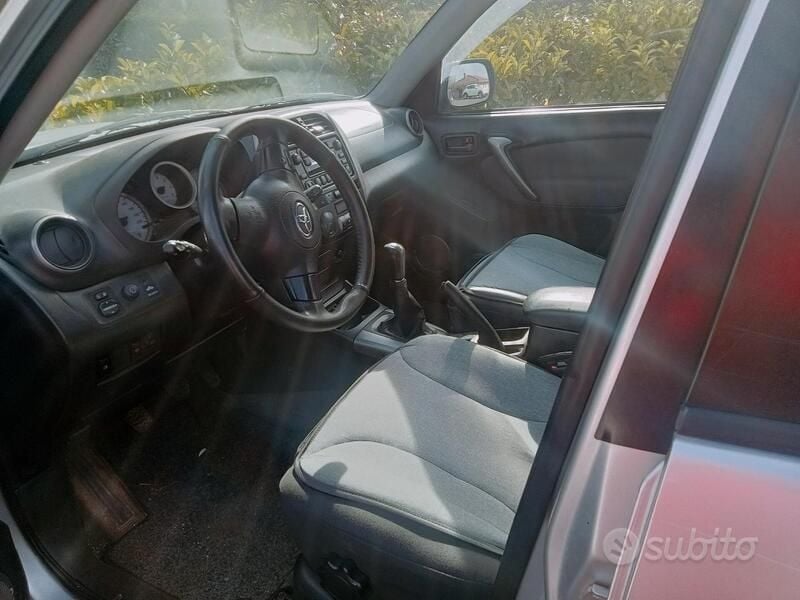 Usata Toyota RAV4 116 CV (85 kW) 2005 Grigio SUV