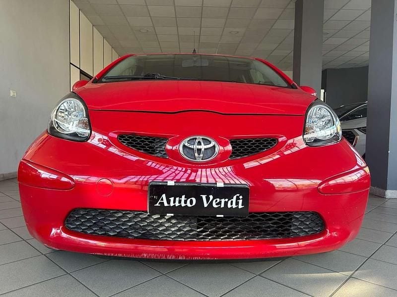 Rosso Usata 2006 Toyota Aygo Due volumi | 3200 € (Buon prezzo) - Immagine 1/4