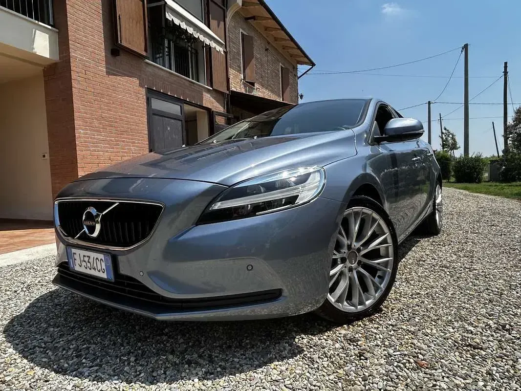 Usata Volvo V40 Momentum 120 CV (88 kW) 2017 Berlina