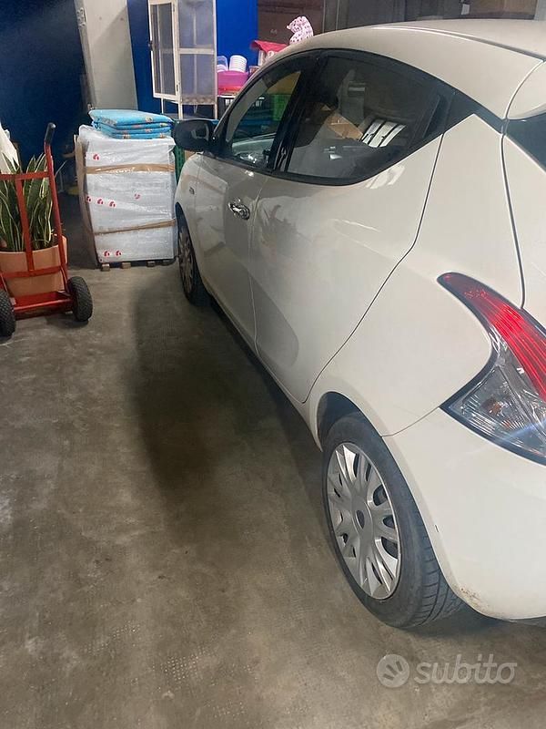 Usata Lancia Ypsilon 69 CV (50 kW) 2011 Bianco Utilitaria