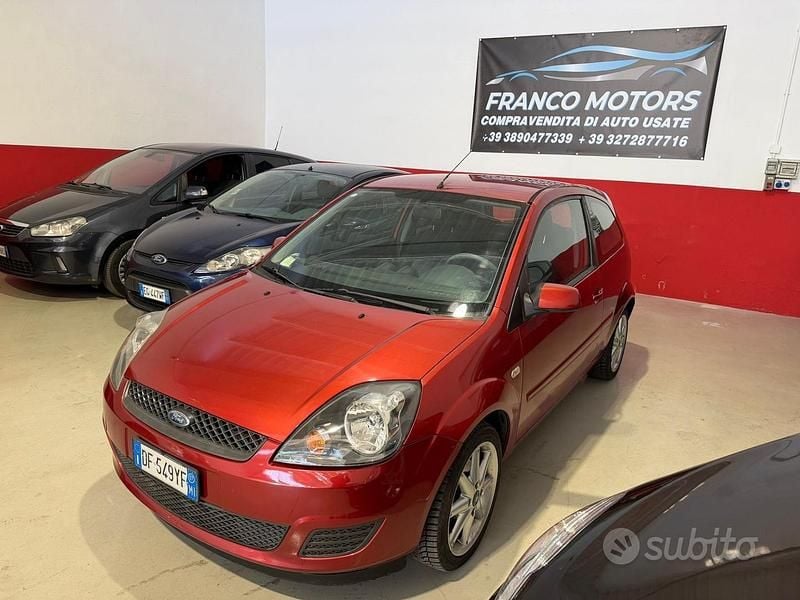 Usata Ford Fiesta Ghia 74 CV (54 kW) 2007 Arancione Utilitaria