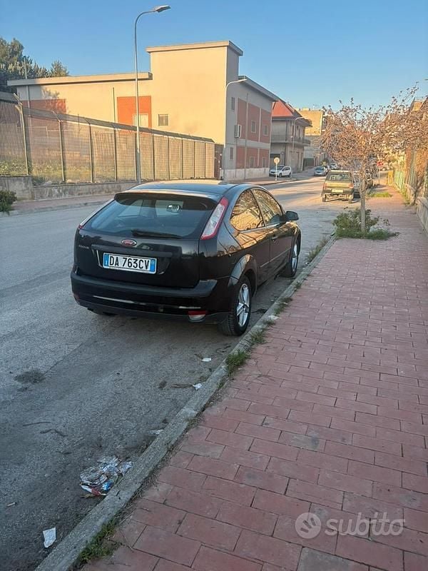 Begagnad Ford Focus 90 HK (66 kW) 2006 Svart Sportkupé