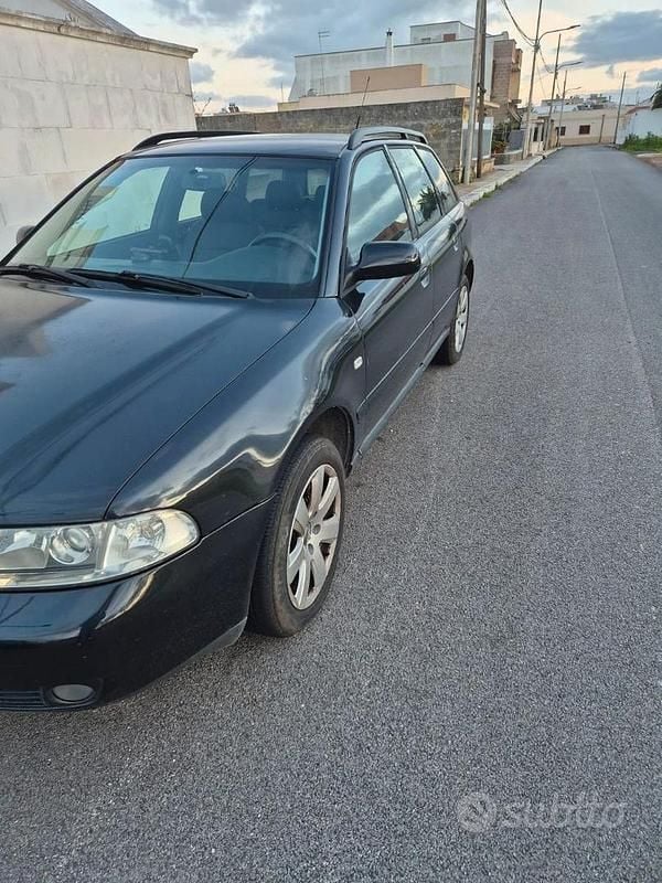 Usata Audi A4 110 CV (80 kW) 1999 Nero Station wagon