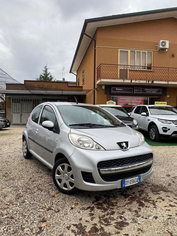 Grigio Usata 2009 Peugeot 107 Due volumi | 3300 € (Buon prezzo) - Immagine 1/4