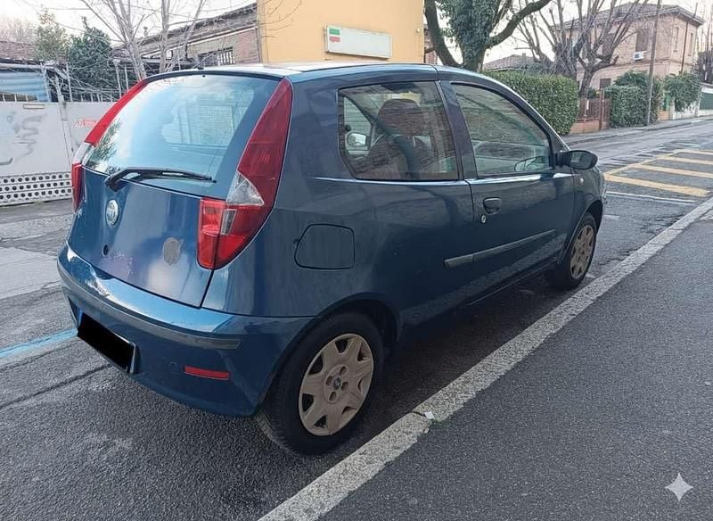 Usata Fiat Punto Dynamic 60 CV (44 kW) 2004 Blu/azzurro Utilitaria