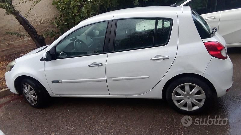 Gebraucht Renault Clio II 58 PS (42 kW) 2010 Weiß Limousine