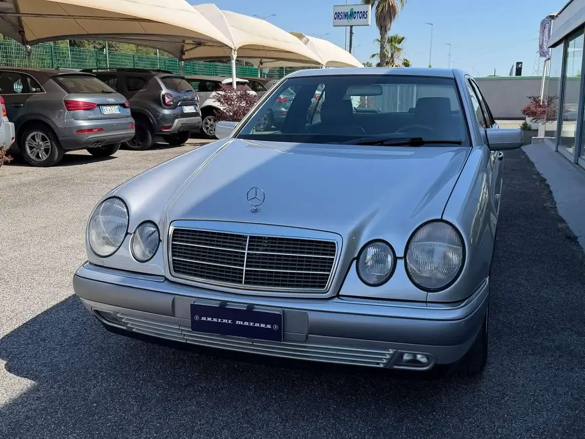 Usata Mercedes E200 Elegance 186 CV (136 kW) 1998 Argento Berlina