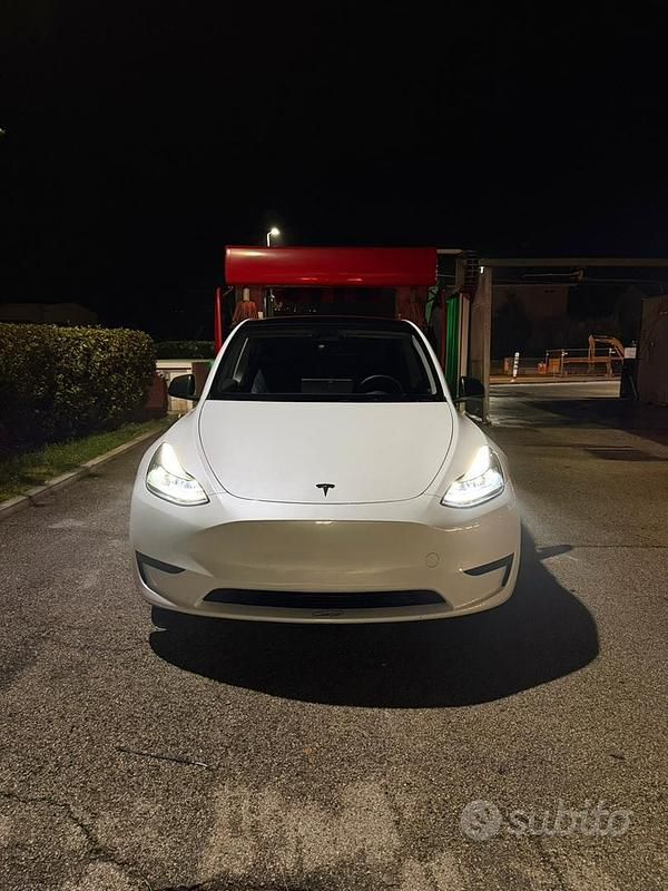 Bianco Usata 2022 Tesla Model Y RWD SUV | 31.500 € (Buon prezzo) - Immagine 1/4