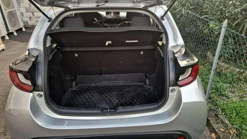 Usata Toyota Yaris Active 72 CV (52 kW) 2022 Argento Berlina