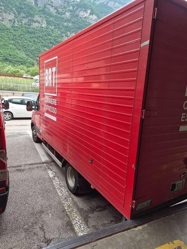 Usata Iveco Daily 140 CV (102 kW) 2015 Rosso Furgone