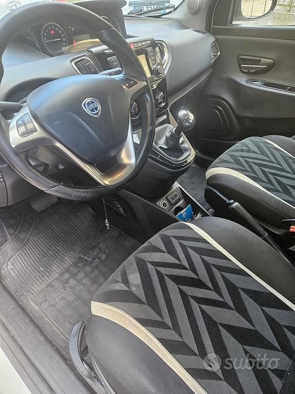 Usata Lancia Ypsilon 85 CV (62 kW) 2016 Bianco Utilitaria