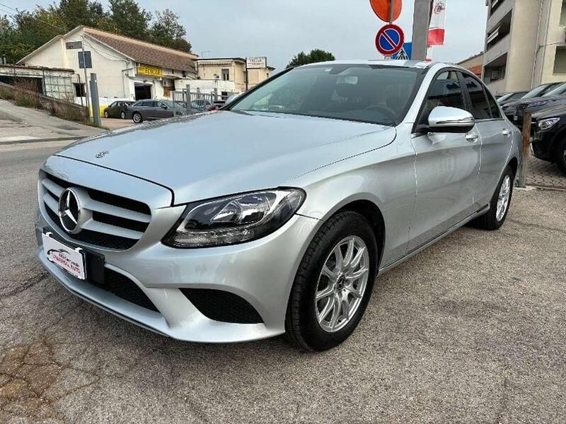 Usata Mercedes C180 Business 122 CV (89 kW) 2019 Argento iridio metallizzato Berlina