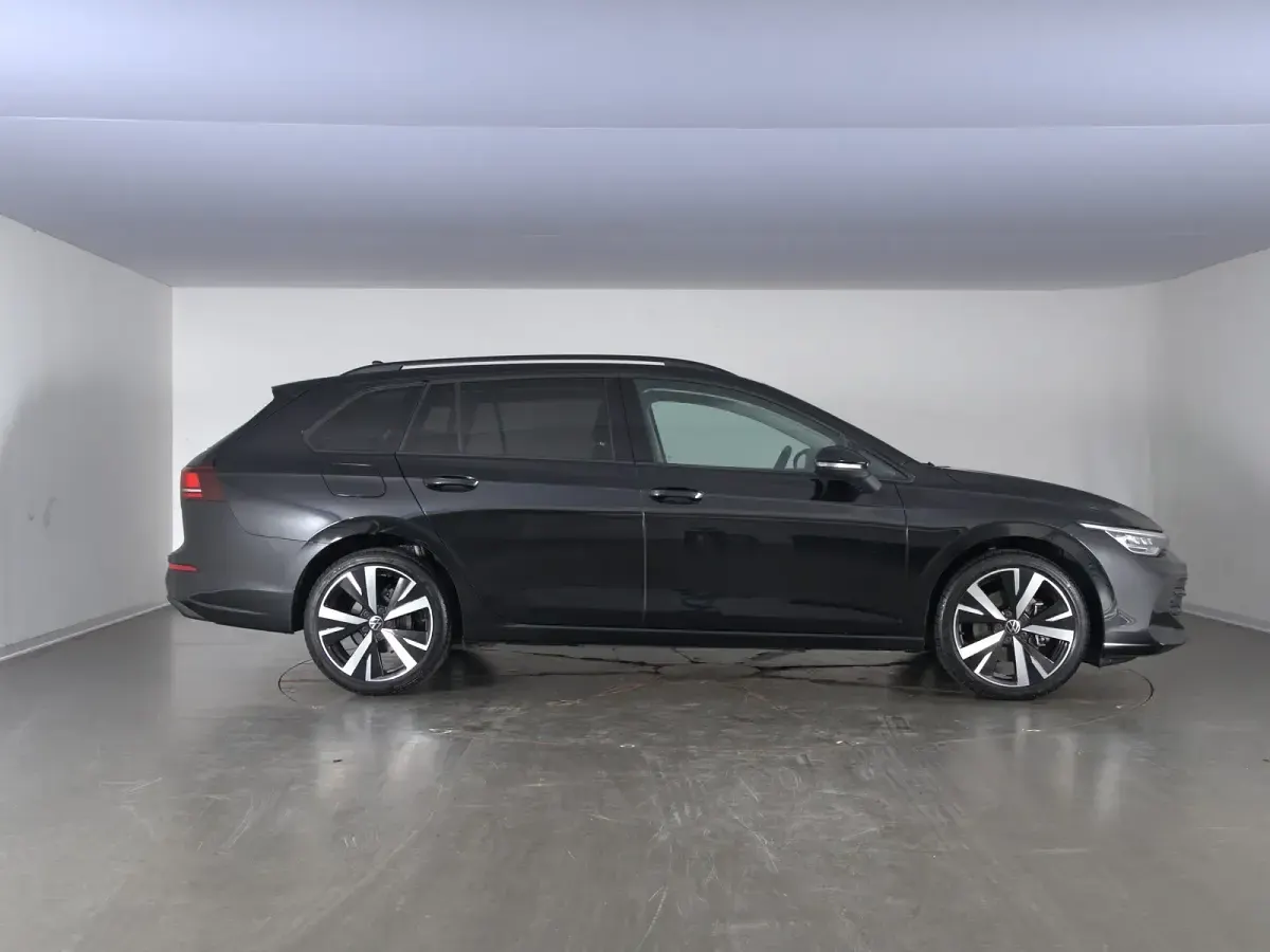 Usata VW Golf VIII Edition 116 CV (85 kW) 2024 Grenadill black metallizzato Station wagon