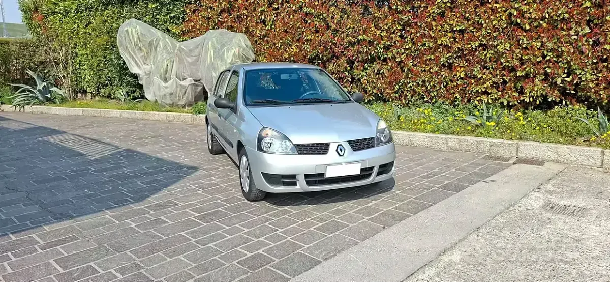 Gebraucht Renault Clio II 58 PS (42 kW) 2009 Grau Limousine