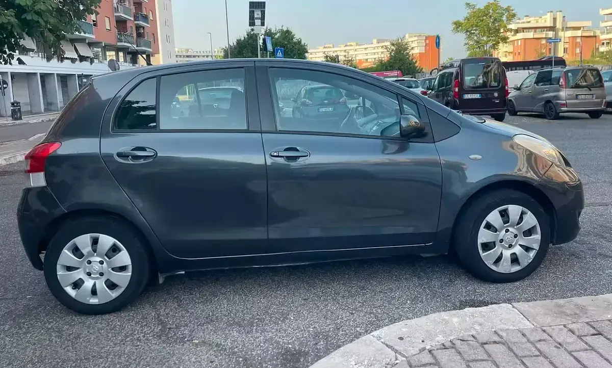 Usata Toyota Yaris 65 CV (47 kW) 2010 Grigio Utilitaria