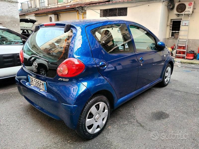Usata Toyota Aygo 67 CV (49 kW) 2008 Blu Utilitaria