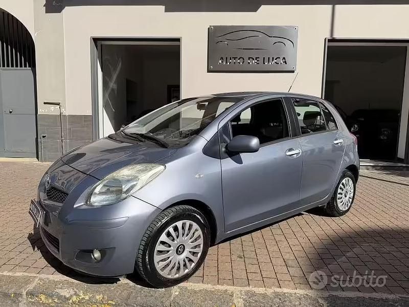Usata Toyota Yaris Lounge 99 CV (72 kW) 2011 Blu Utilitaria