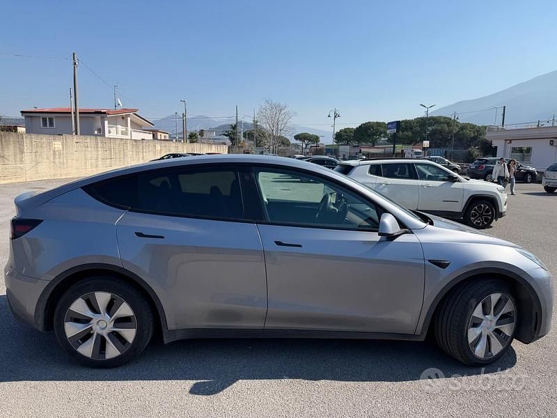 Usata Tesla Model Y 178 kW (243 CV) 2024 Grigio SUV